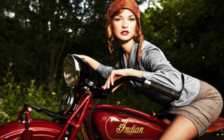 Schöne Mädchen auf einem Motorrad.